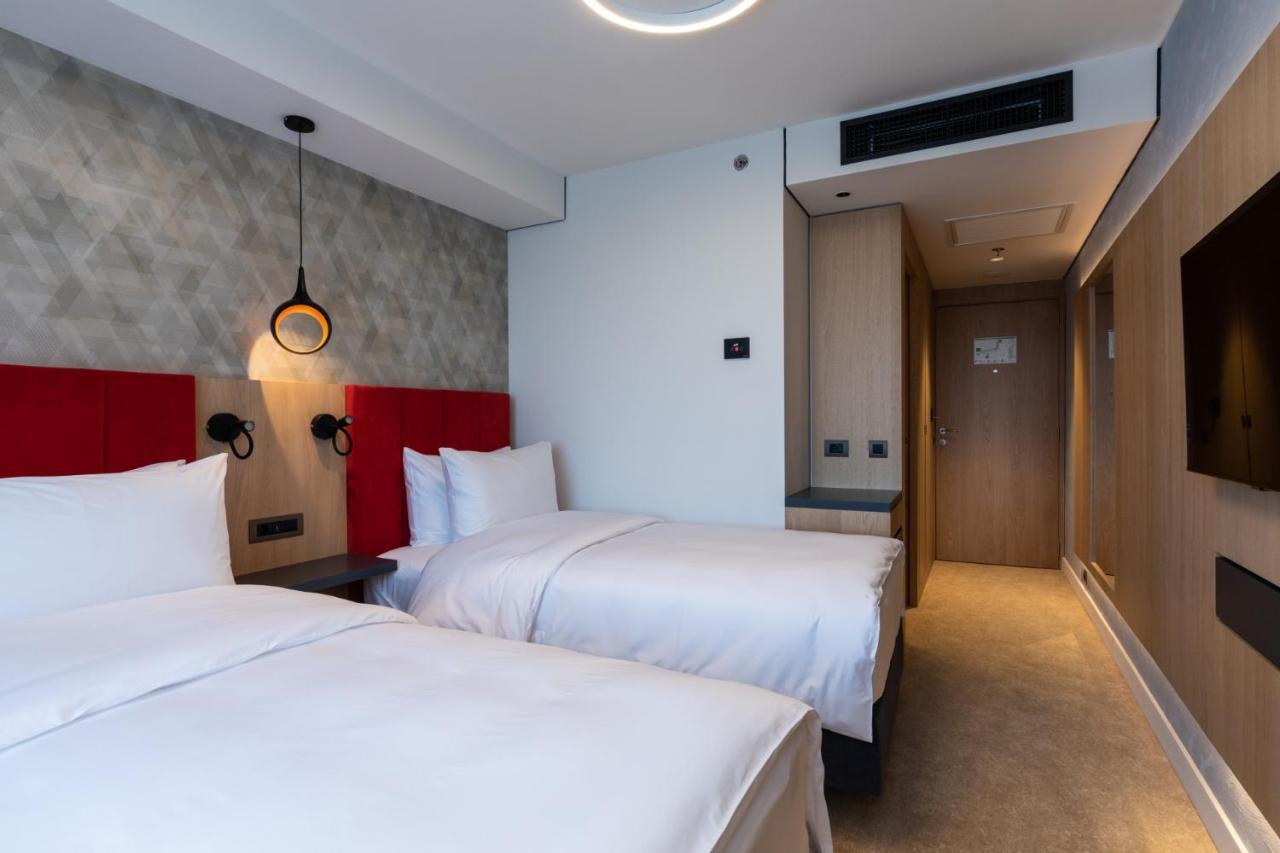 ホテル Ramada By Wyndham Slatina Parc エクステリア 写真