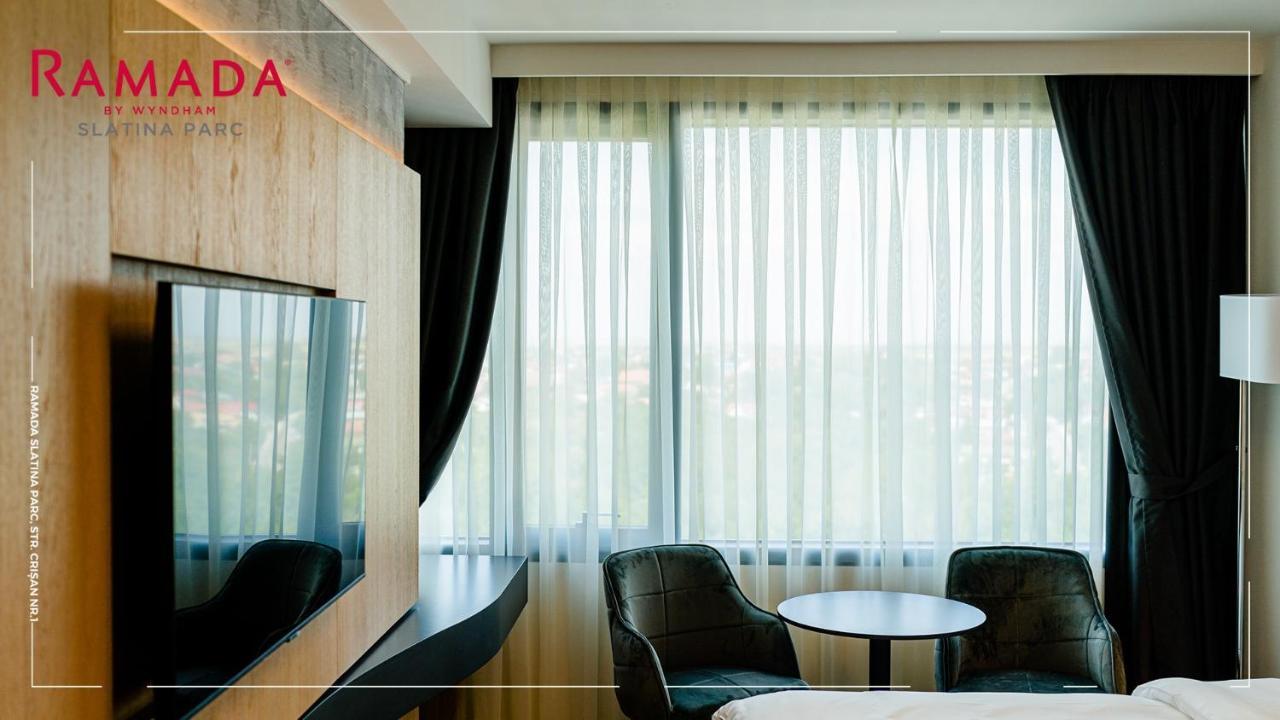 ホテル Ramada By Wyndham Slatina Parc エクステリア 写真