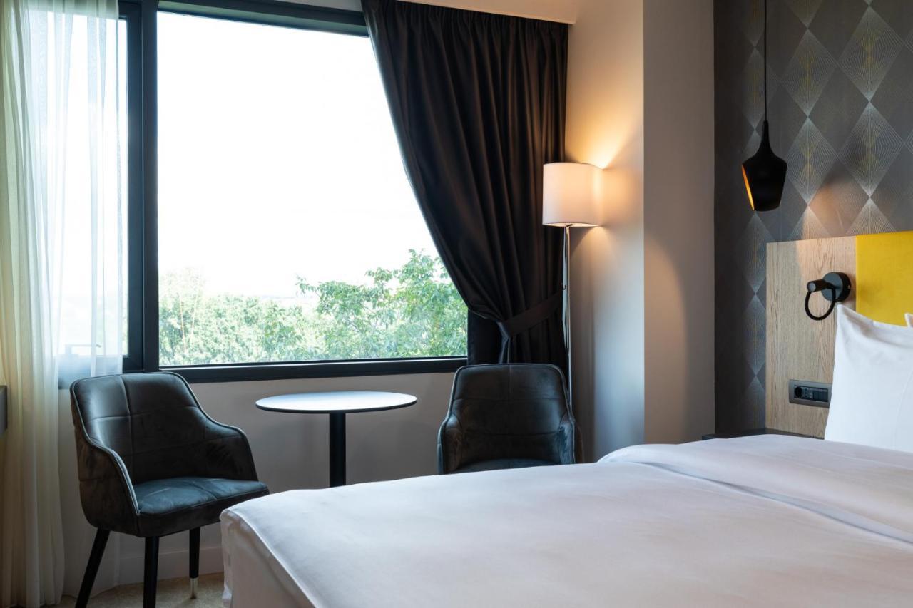 ホテル Ramada By Wyndham Slatina Parc エクステリア 写真