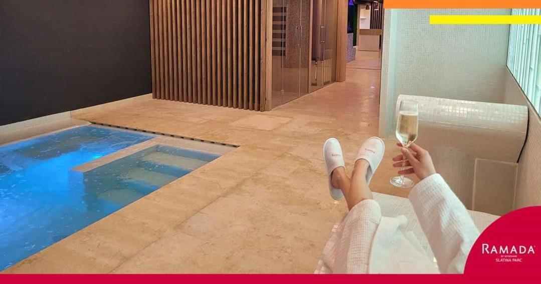 ホテル Ramada By Wyndham Slatina Parc エクステリア 写真