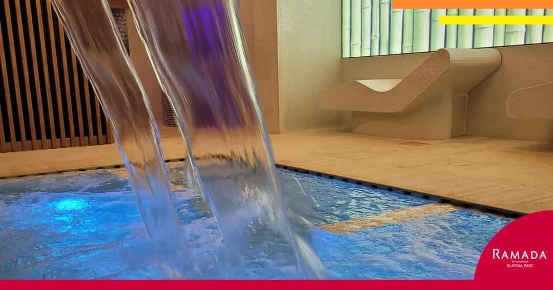 ホテル Ramada By Wyndham Slatina Parc エクステリア 写真